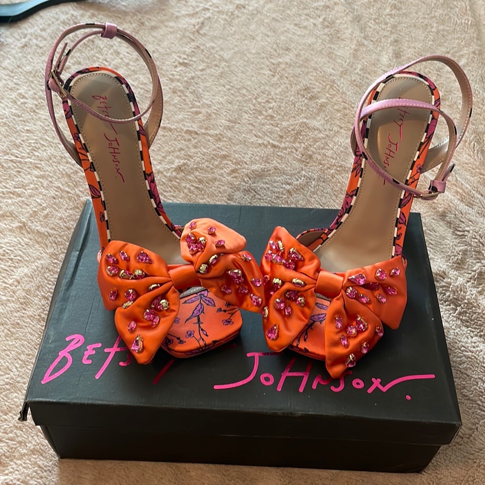 Betsey Johnson size 9.5 orange bling bow high heels.